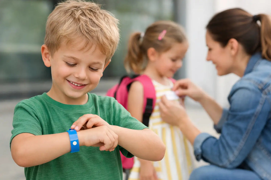 Identificatiepolsbandje versus naamsticker kinderen