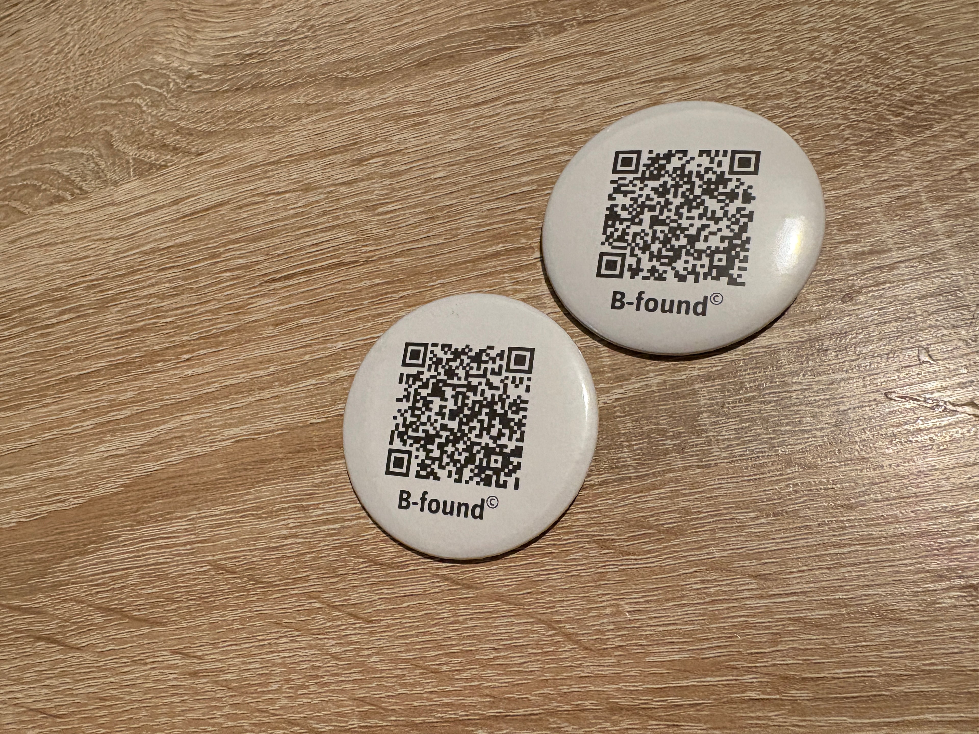 B-found safety button bevestigd aan rugzak sleutelhanger accessoire
