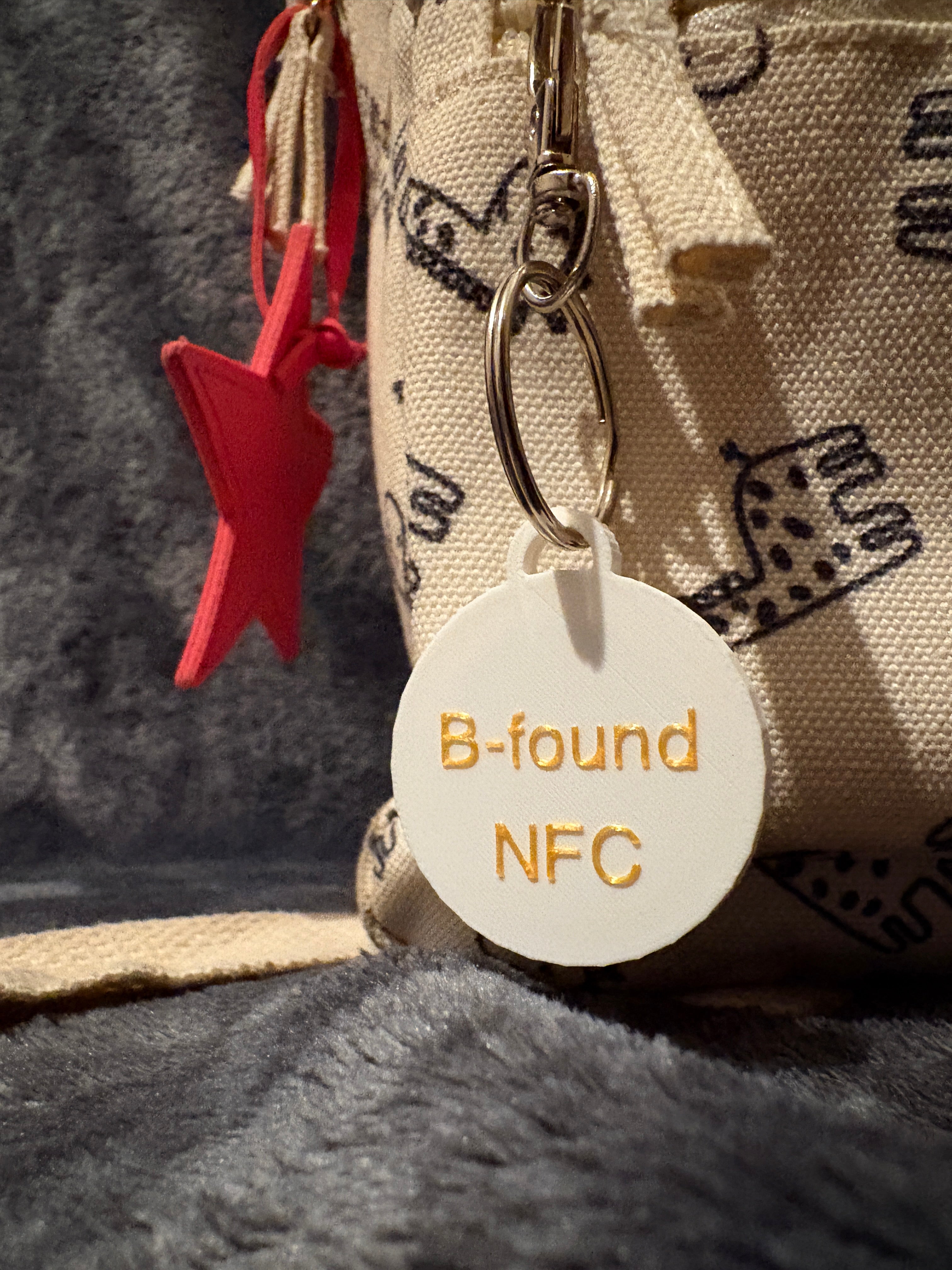B-found NFC hangtag sleutelhanger voor kinderen en senioren veiligheid