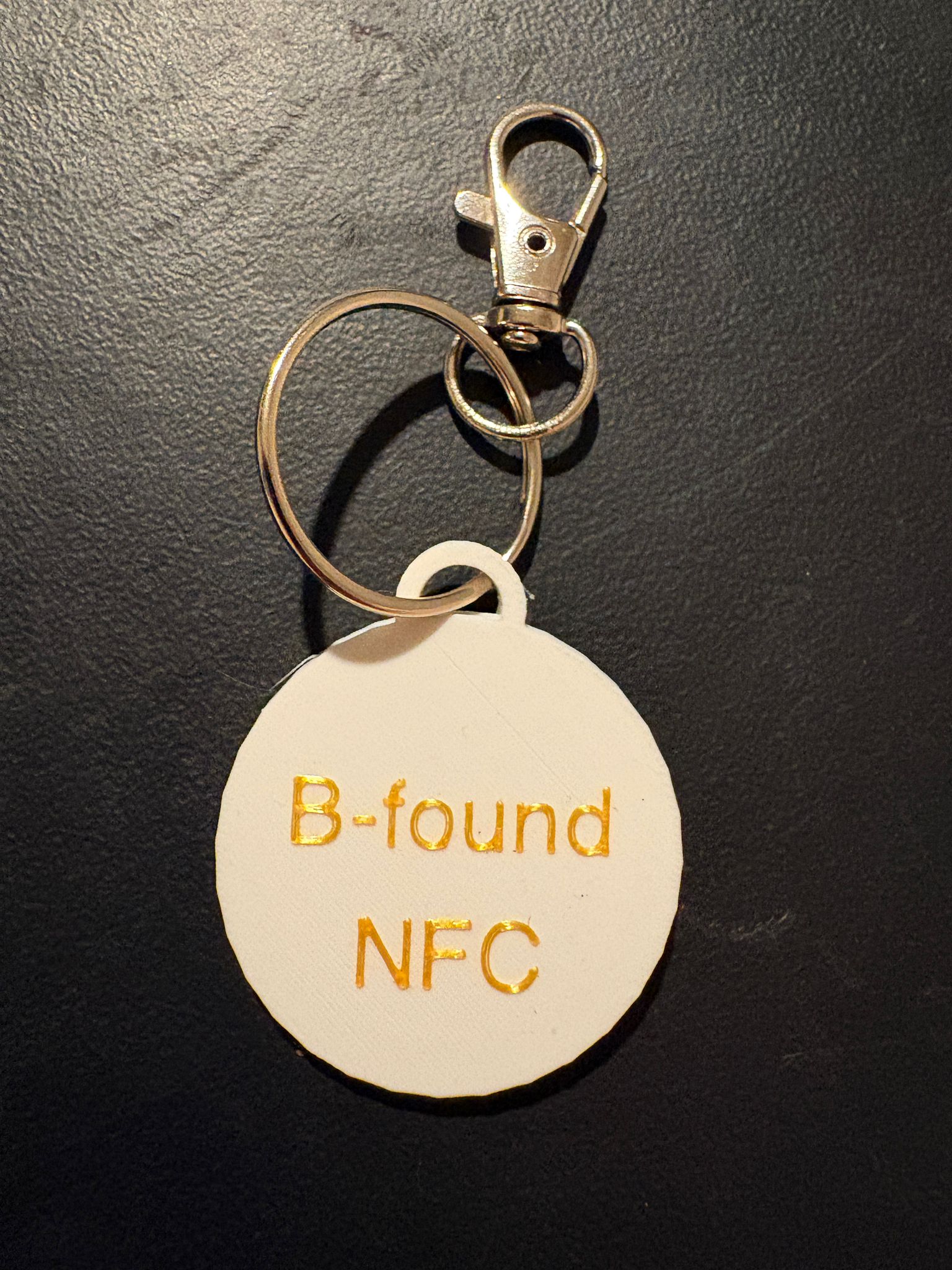 Premium 3D geprinte veiligheidshangtag met NFC chip detail